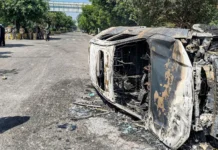 नोएडा में मजदूरों का विस्फोट — आगजनी, पत्थरबाजी और आंसू गैस! ₹26,000 वेतन की मांग पर अड़े कर्मचारी