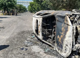 नोएडा में मजदूरों का विस्फोट — आगजनी, पत्थरबाजी और आंसू गैस! ₹26,000 वेतन की मांग पर अड़े कर्मचारी