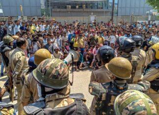 नोएडा में मजदूरों का गुस्सा फिर फूटा — 60 गिरफ्तार, योगी सरकार ने बढ़ाई न्यूनतम मजदूरी!